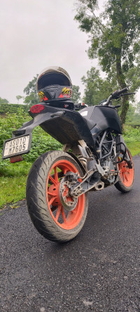 Black KTM Duke 200
