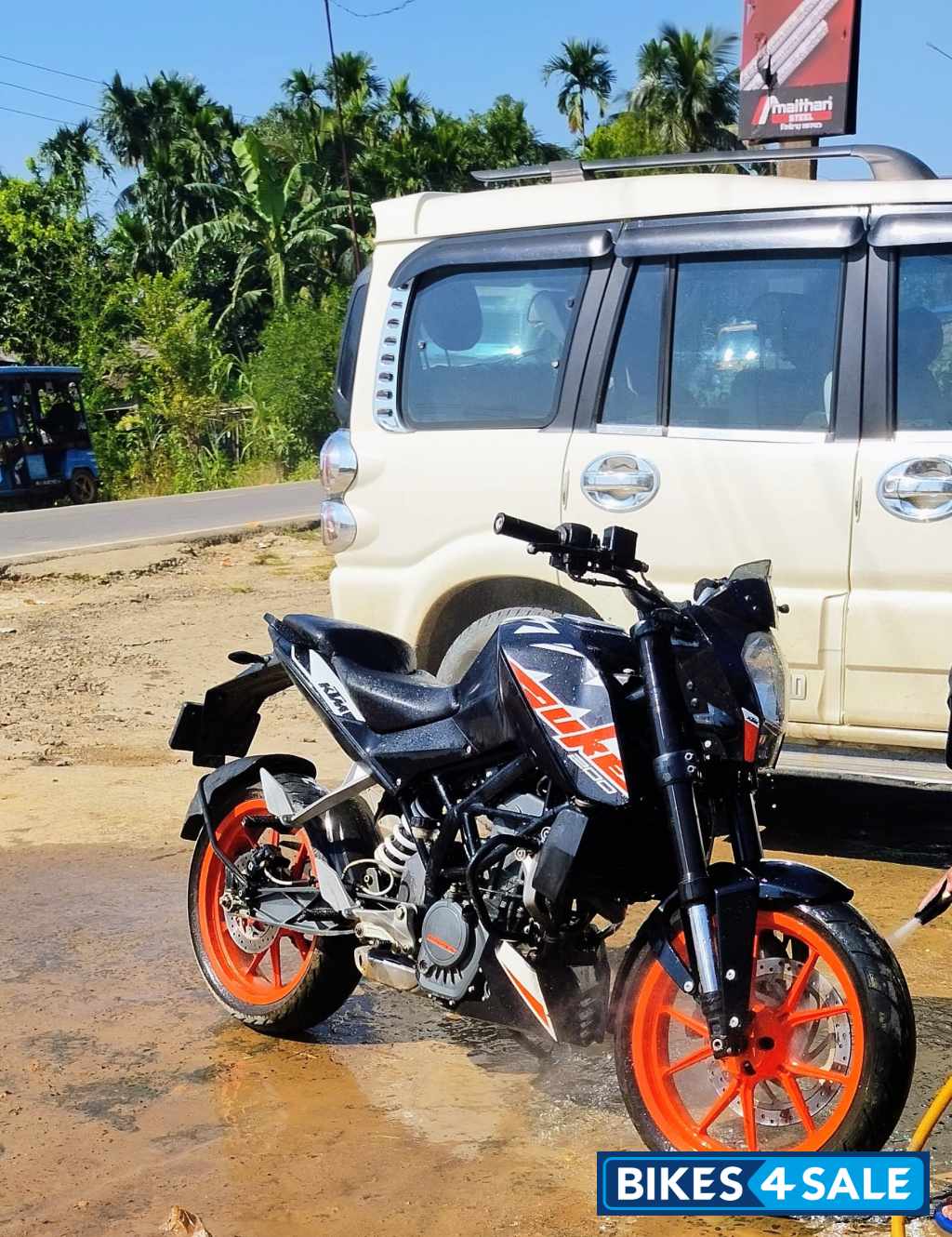 Black KTM Duke 200