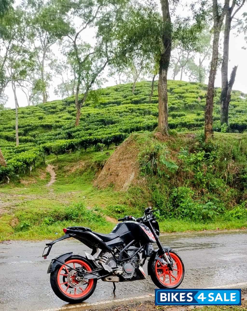 Black KTM Duke 200