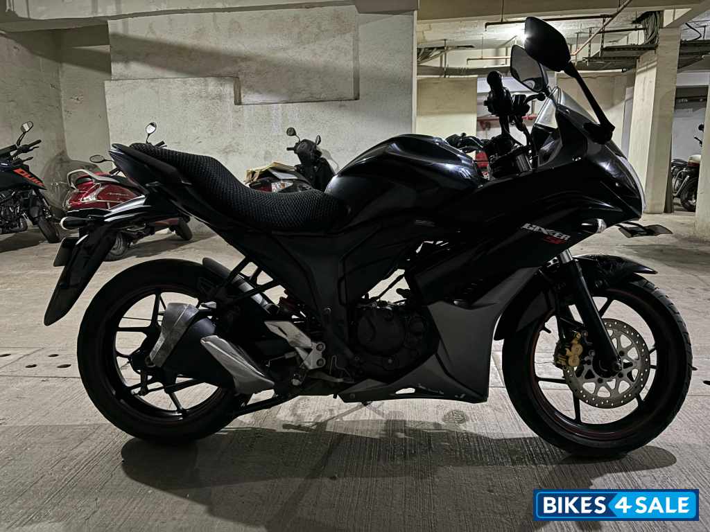 Black Suzuki Gixxer SF