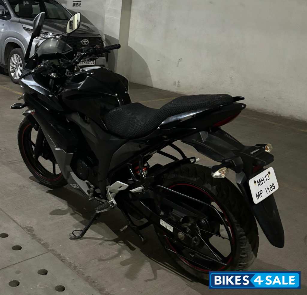 Black Suzuki Gixxer SF