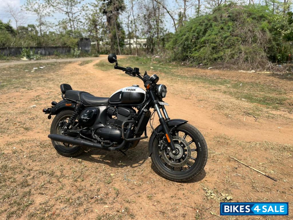 Yezdi Roadster Dual Tone