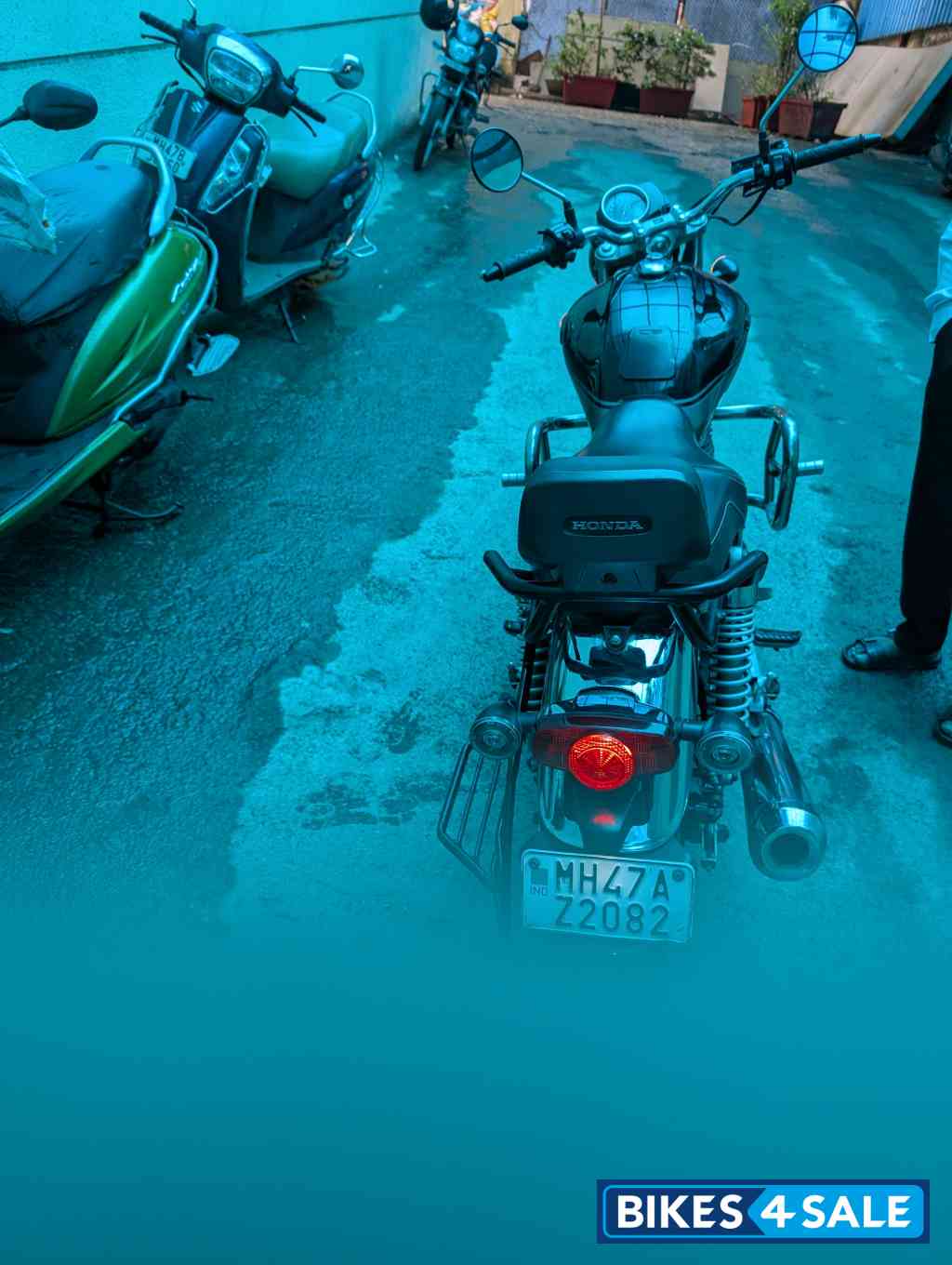 Black Honda CB350 DLX Pro