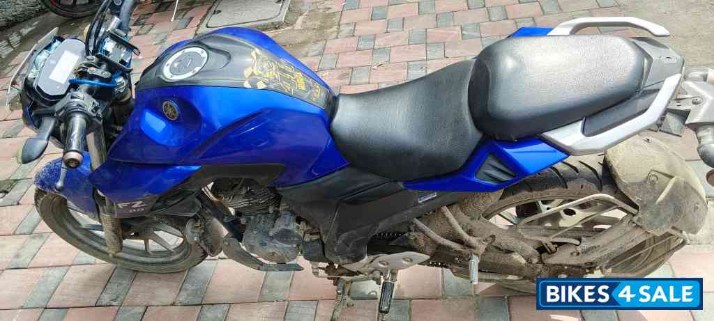 Blue Yamaha FZS 25