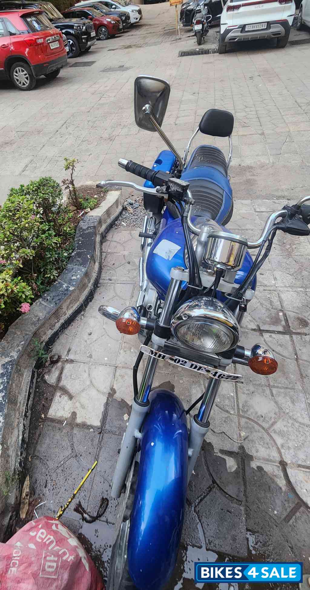 Blue Bajaj Avenger 220 DTS-i