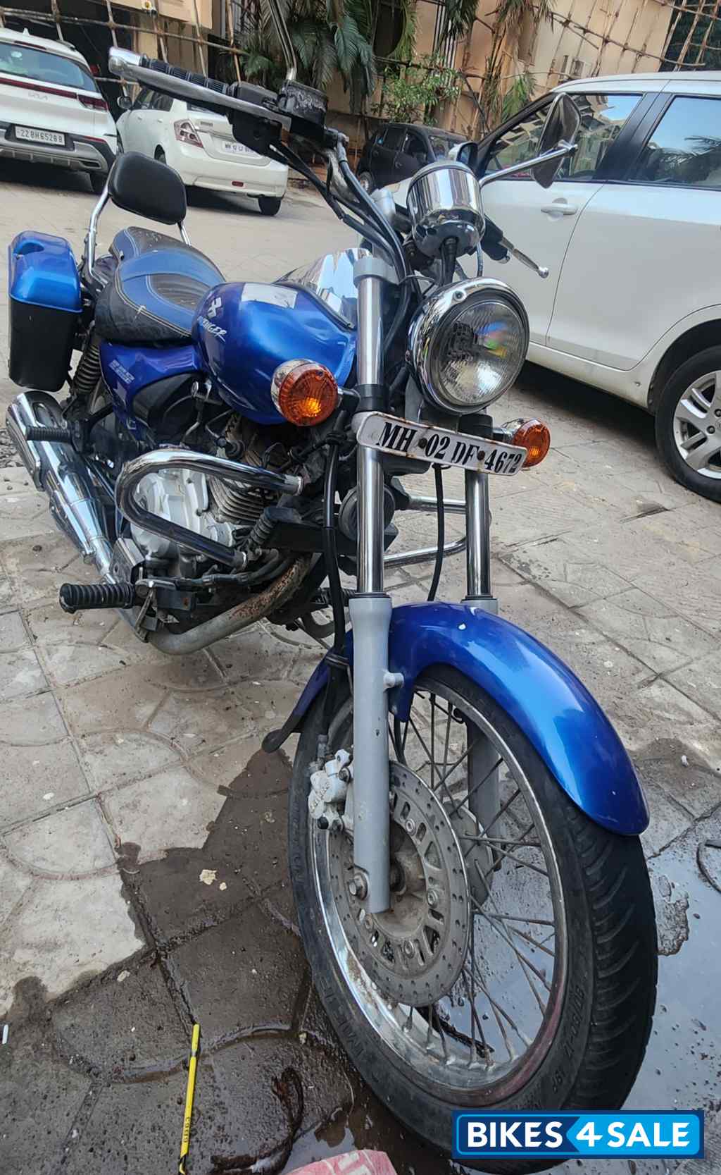 Blue Bajaj Avenger 220 DTS-i