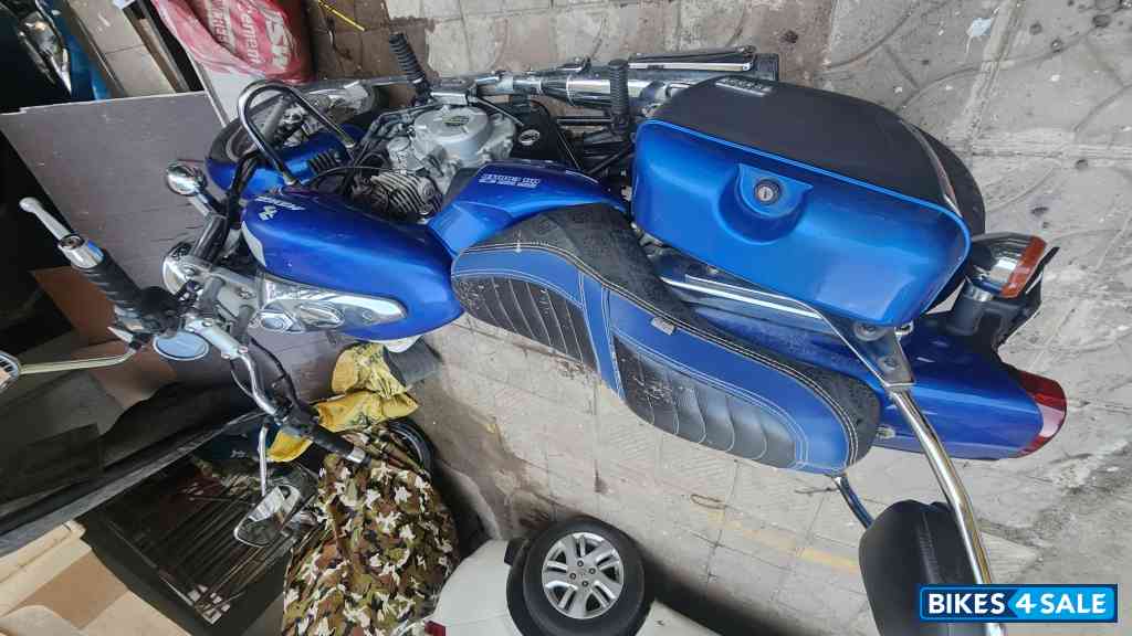 Blue Bajaj Avenger 220 DTS-i