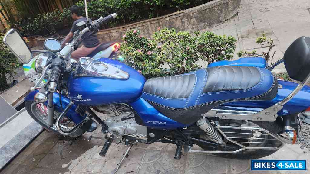 Blue Bajaj Avenger 220 DTS-i