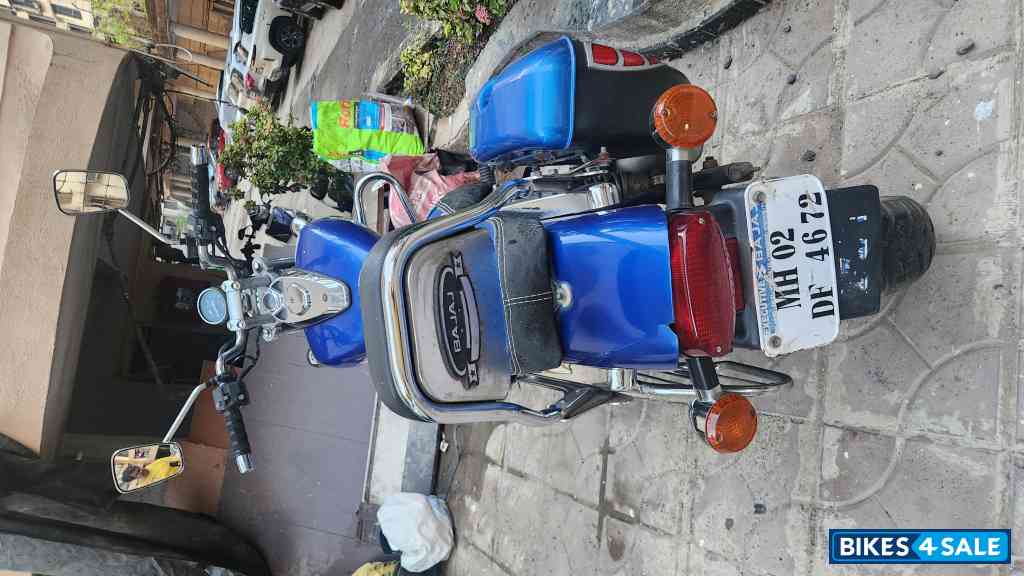 Blue Bajaj Avenger 220 DTS-i