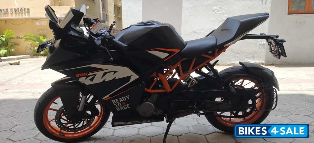 Black KTM RC 200