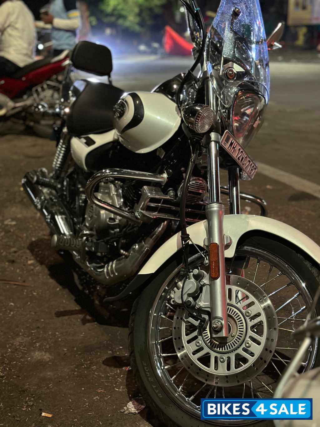 Pearl White Bajaj Avenger Cruise 220 BS6