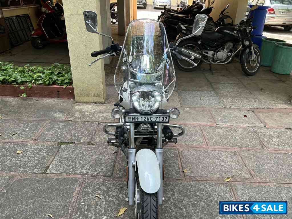 Pearl White Bajaj Avenger Cruise 220 BS6
