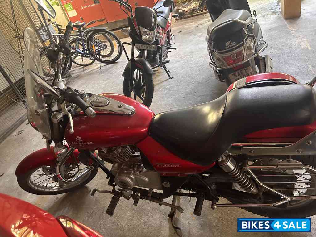 Red Bajaj Avenger 220 DTS-i