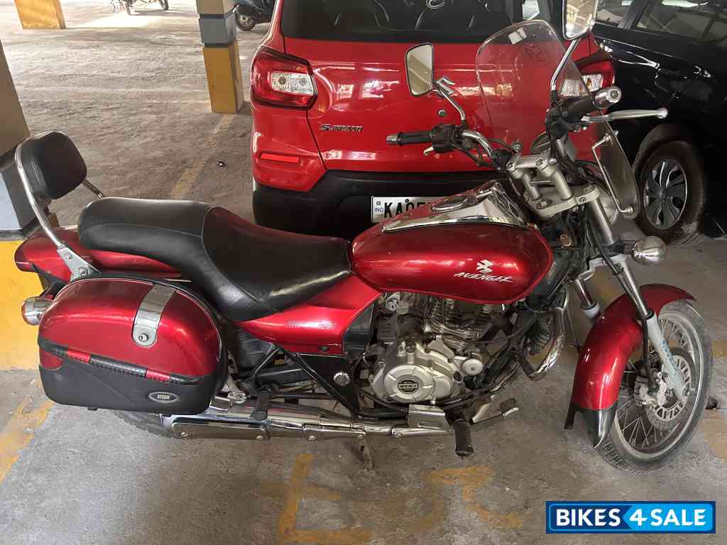 Red Bajaj Avenger 220 DTS-i