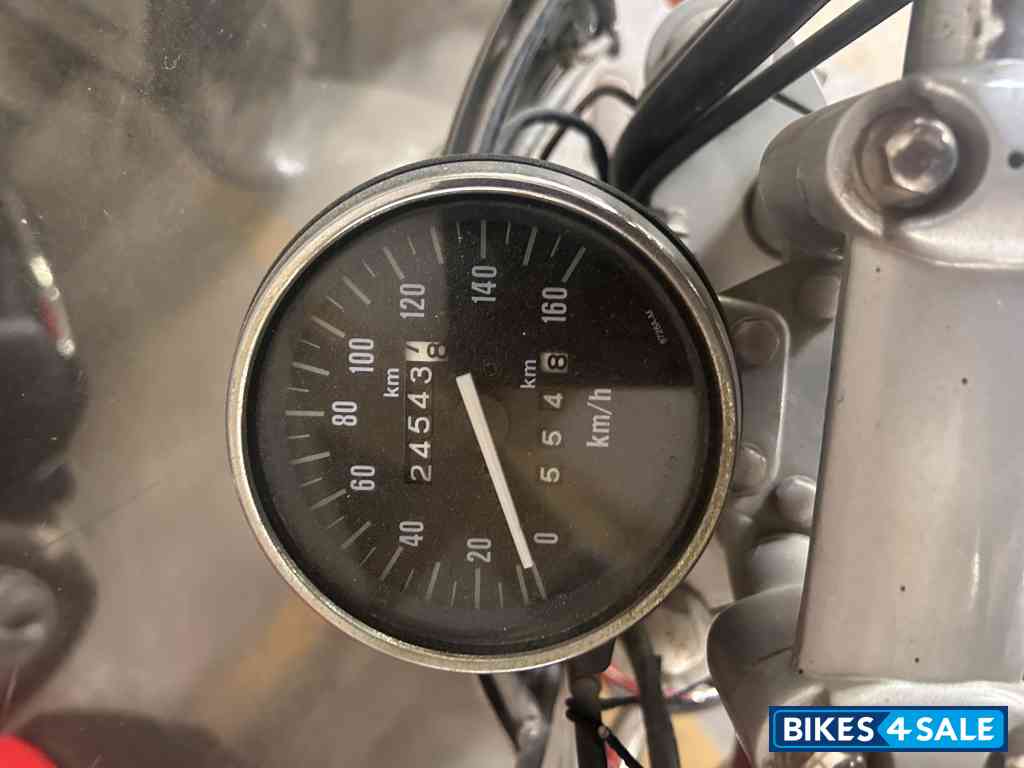 Red Bajaj Avenger 220 DTS-i