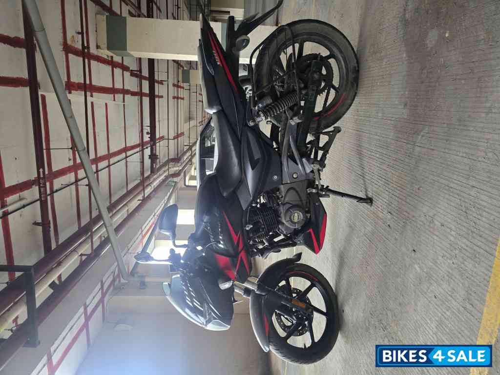 Black And Red Bajaj Pulsar 150 Twin Disc