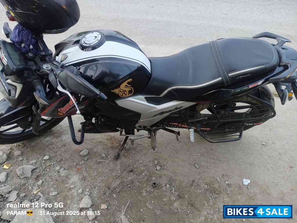 Black TVS Apache RTR 160 4V BS6