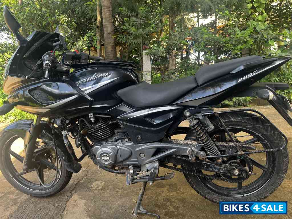 Bajaj Pulsar 220F