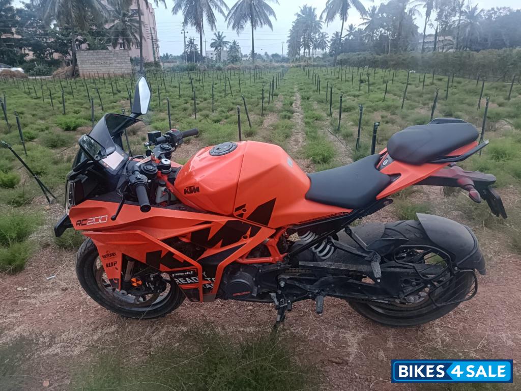 Orange KTM RC 200 2024 Orange KTM RC 200 2024