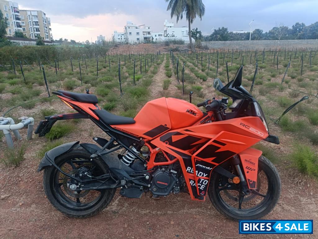 Orange KTM RC 200 2024 Orange KTM RC 200 2024