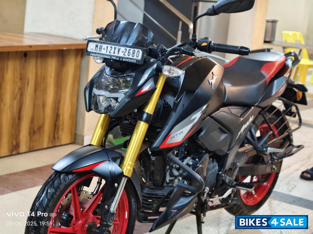 Mate Black TVS Apache RTR 160 4V 2025
