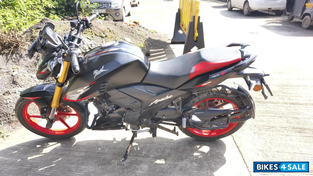 Mate Black TVS Apache RTR 160 4V 2025