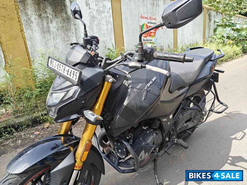 Black / Red Hero Xtreme 160R 4V 2024