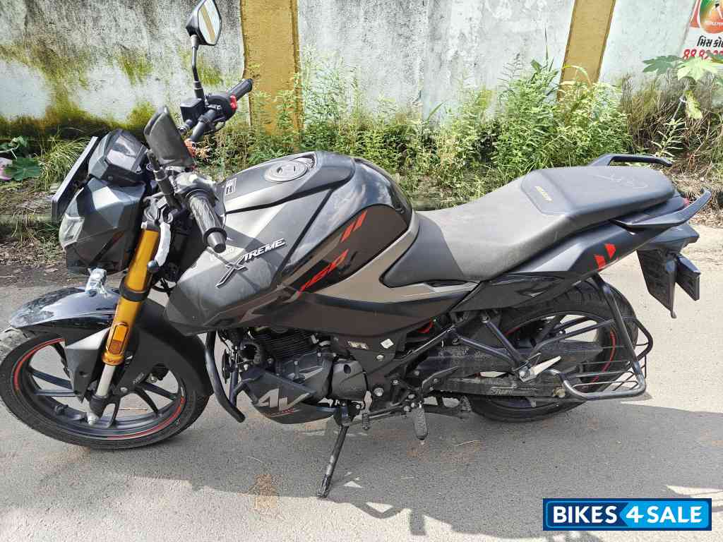 Black / Red Hero Xtreme 160R 4V 2024