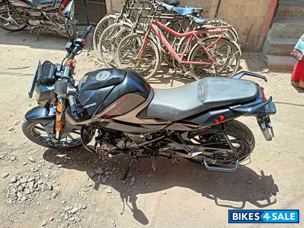 Black / Red Hero Xtreme 160R 4V 2024