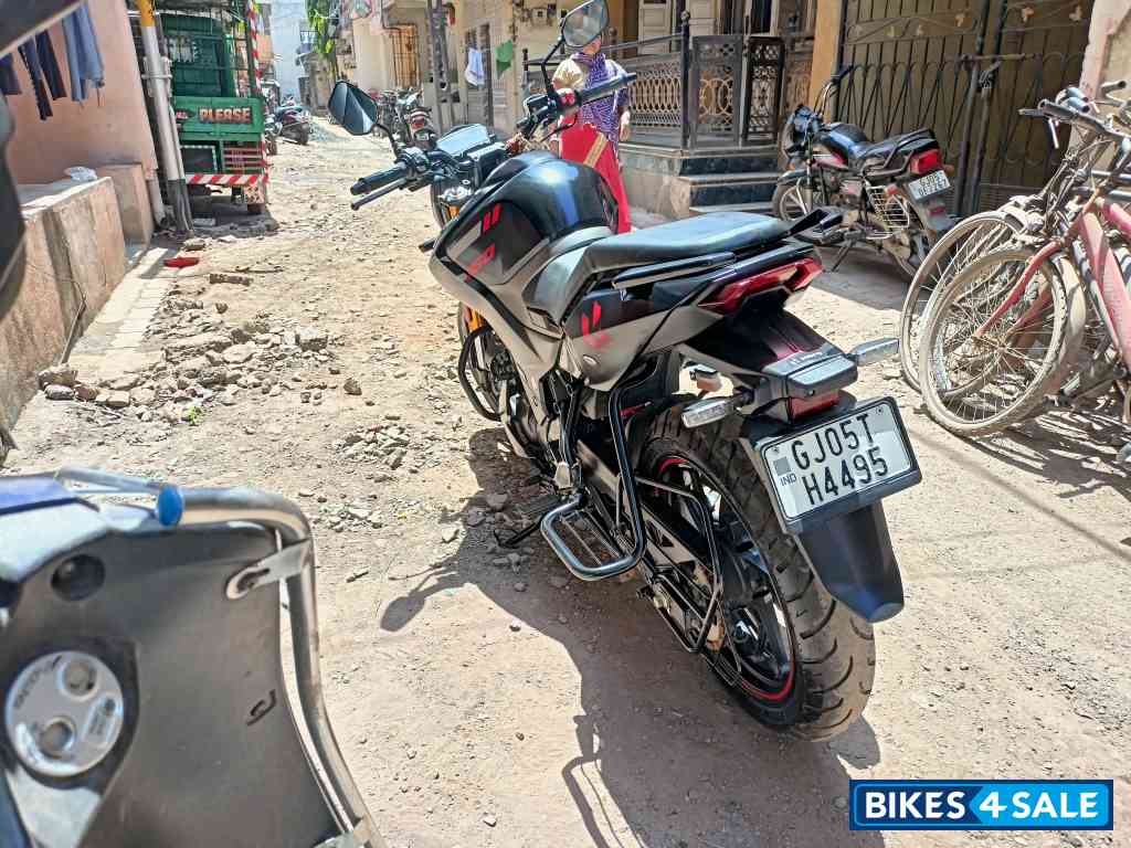 Black / Red Hero Xtreme 160R 4V 2024