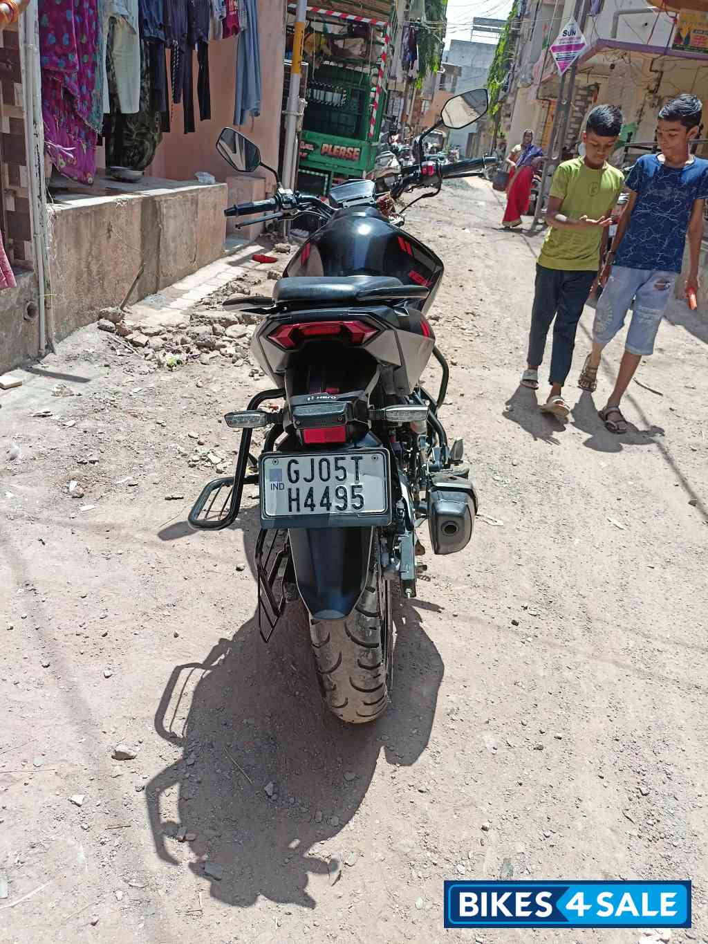 Black / Red Hero Xtreme 160R 4V 2024