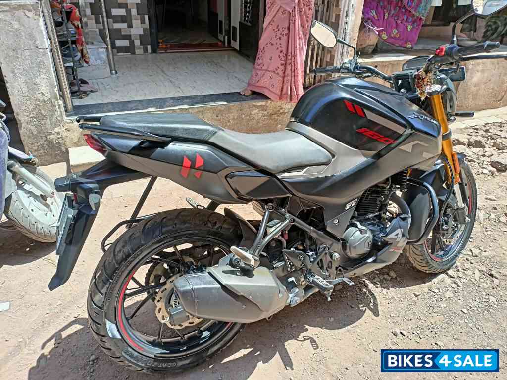 Black / Red Hero Xtreme 160R 4V 2024