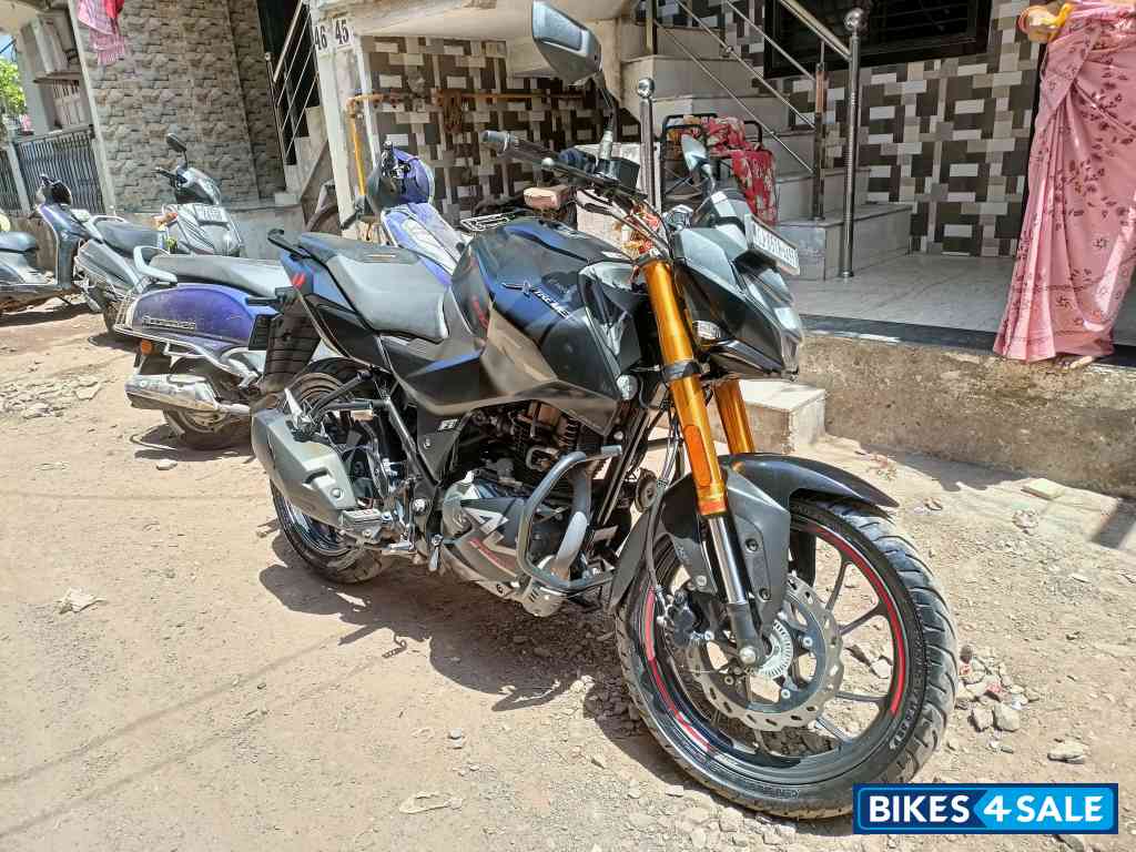 Black / Red Hero Xtreme 160R 4V 2024