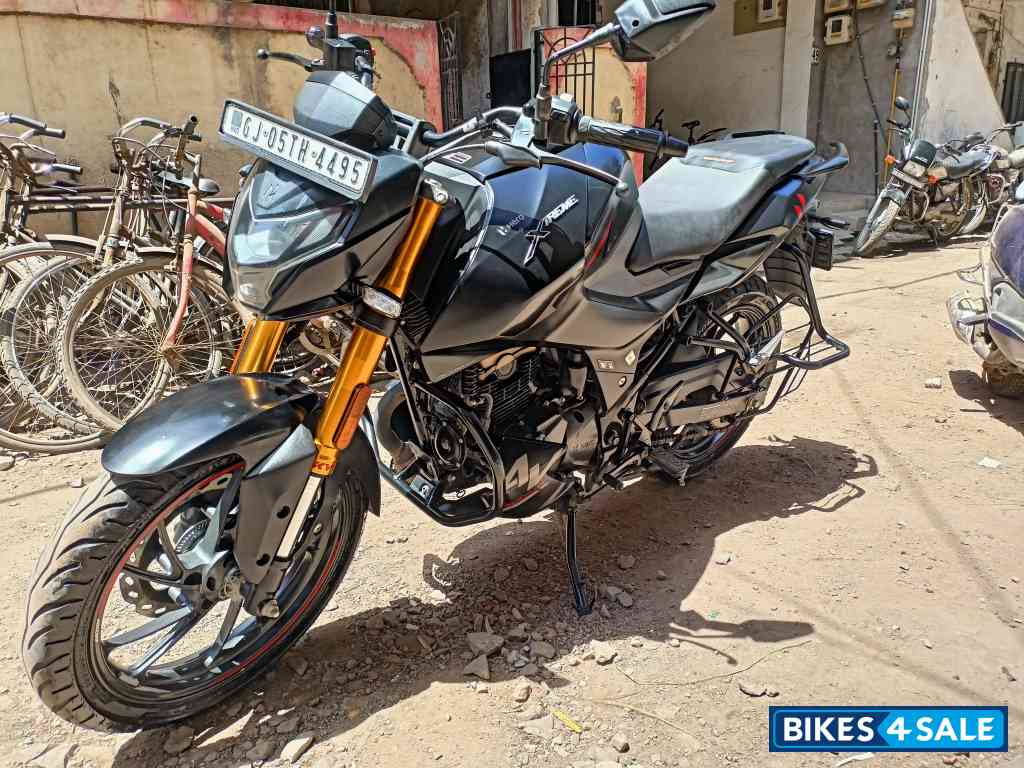 Black / Red Hero Xtreme 160R 4V 2024