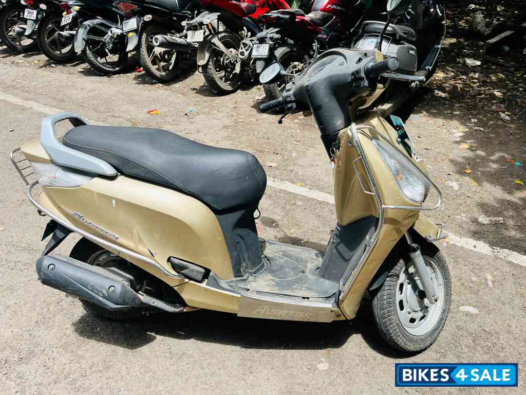 Gold Honda Aviator