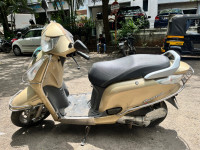 Gold Honda Aviator