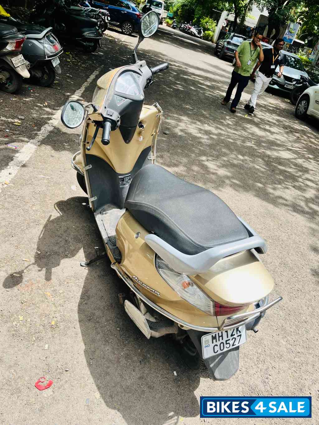Gold Honda Aviator