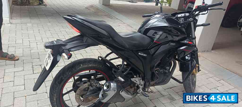 Black Suzuki Gixxer 150