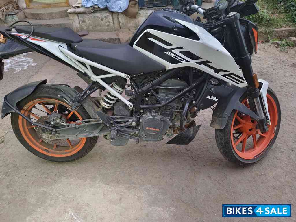 White KTM Duke 200 ABS