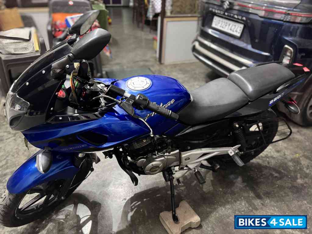 Bajaj Pulsar 220F