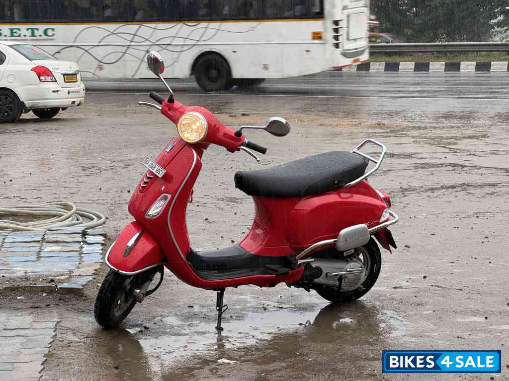 Red Vespa ZX 125 BS6 Red Vespa ZX 125 BS6