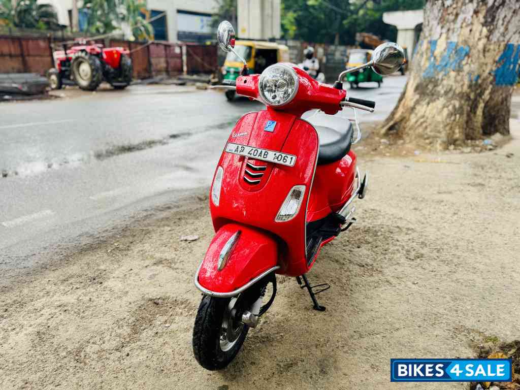 Red Vespa ZX 125 BS6 Red Vespa ZX 125 BS6