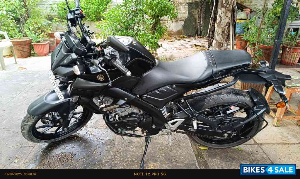 Black Yamaha MT-15 BS6