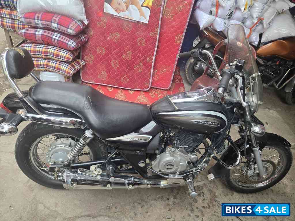 Auburn Black Bajaj Avenger Cruise 220
