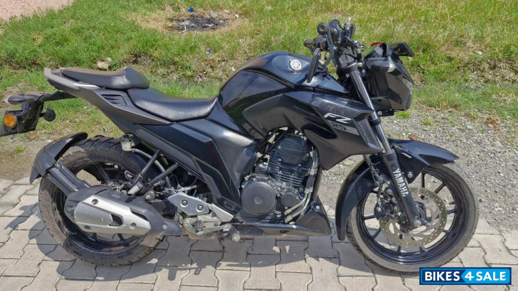 Black Yamaha FZS 25 BS6