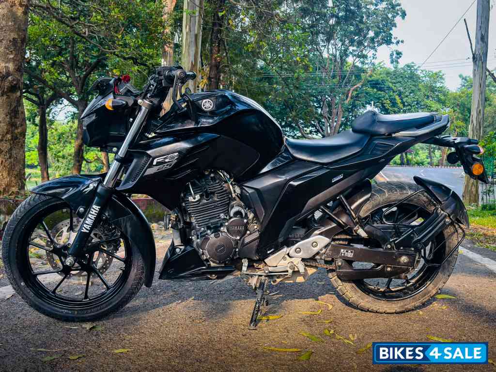 Black Yamaha FZS 25 BS6