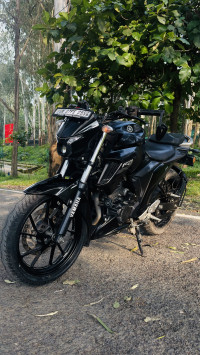 Black Yamaha FZS 25 BS6