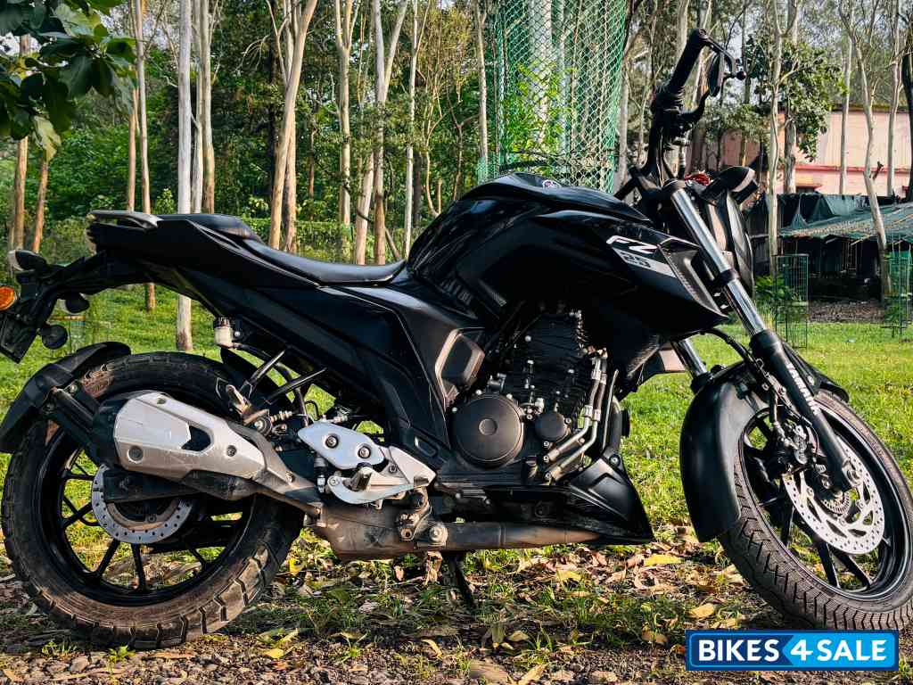 Black Yamaha FZS 25 BS6