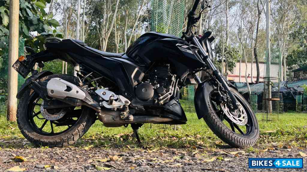 Black Yamaha FZS 25 BS6