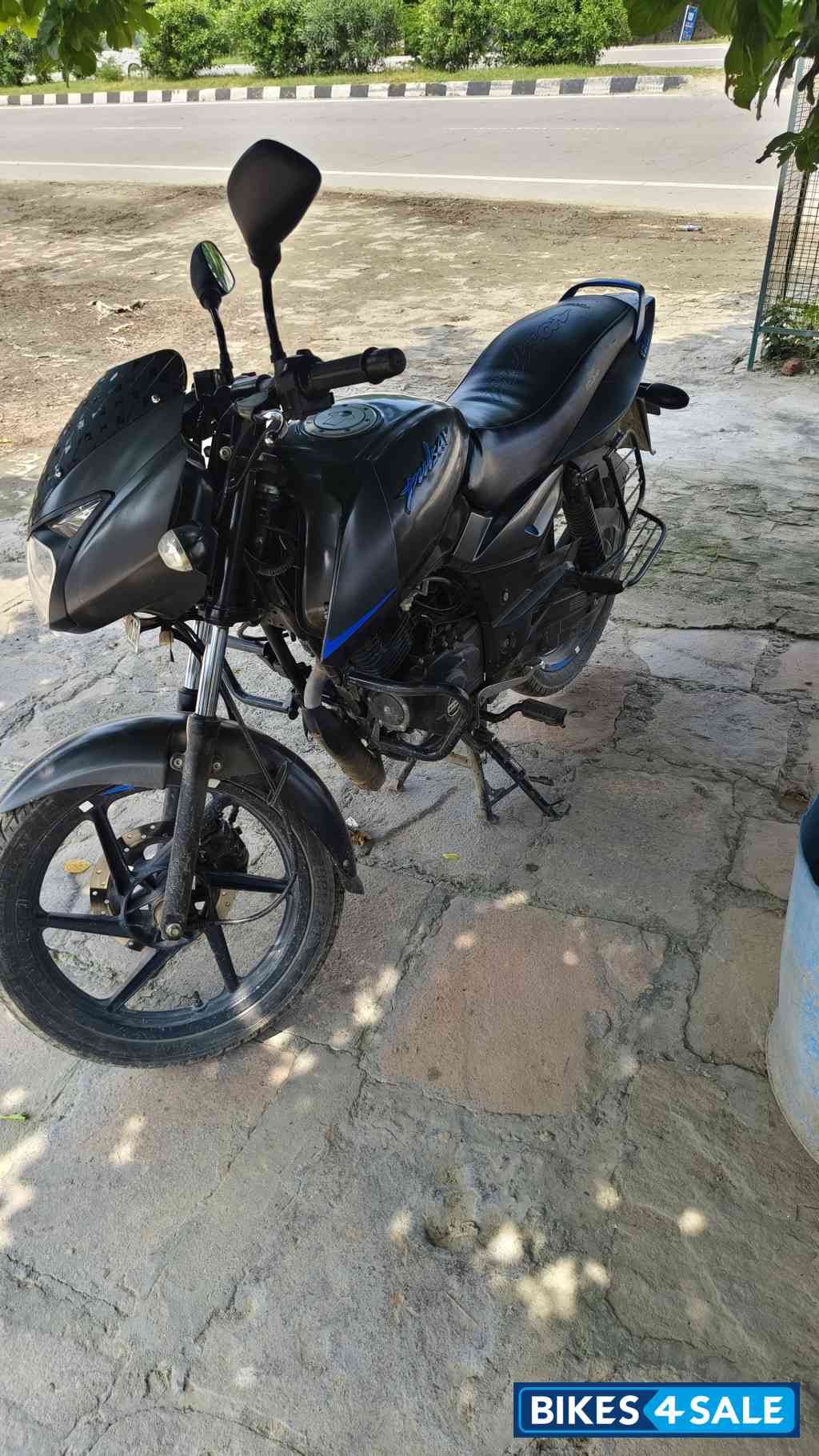 Bajaj Pulsar 125 Neon Disc Single Seat